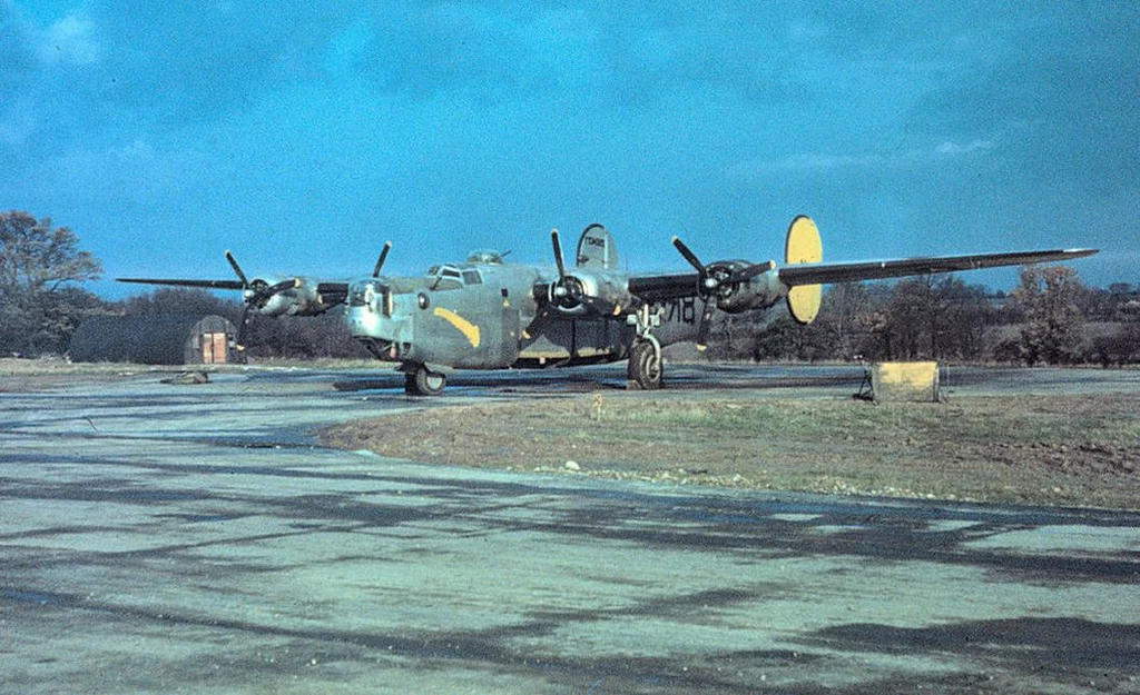 B-24 Liberator (s/n 42-50437) o nazwie "Apassionata" służący w 489 Grupie Bombowej jesienią 1944 roku