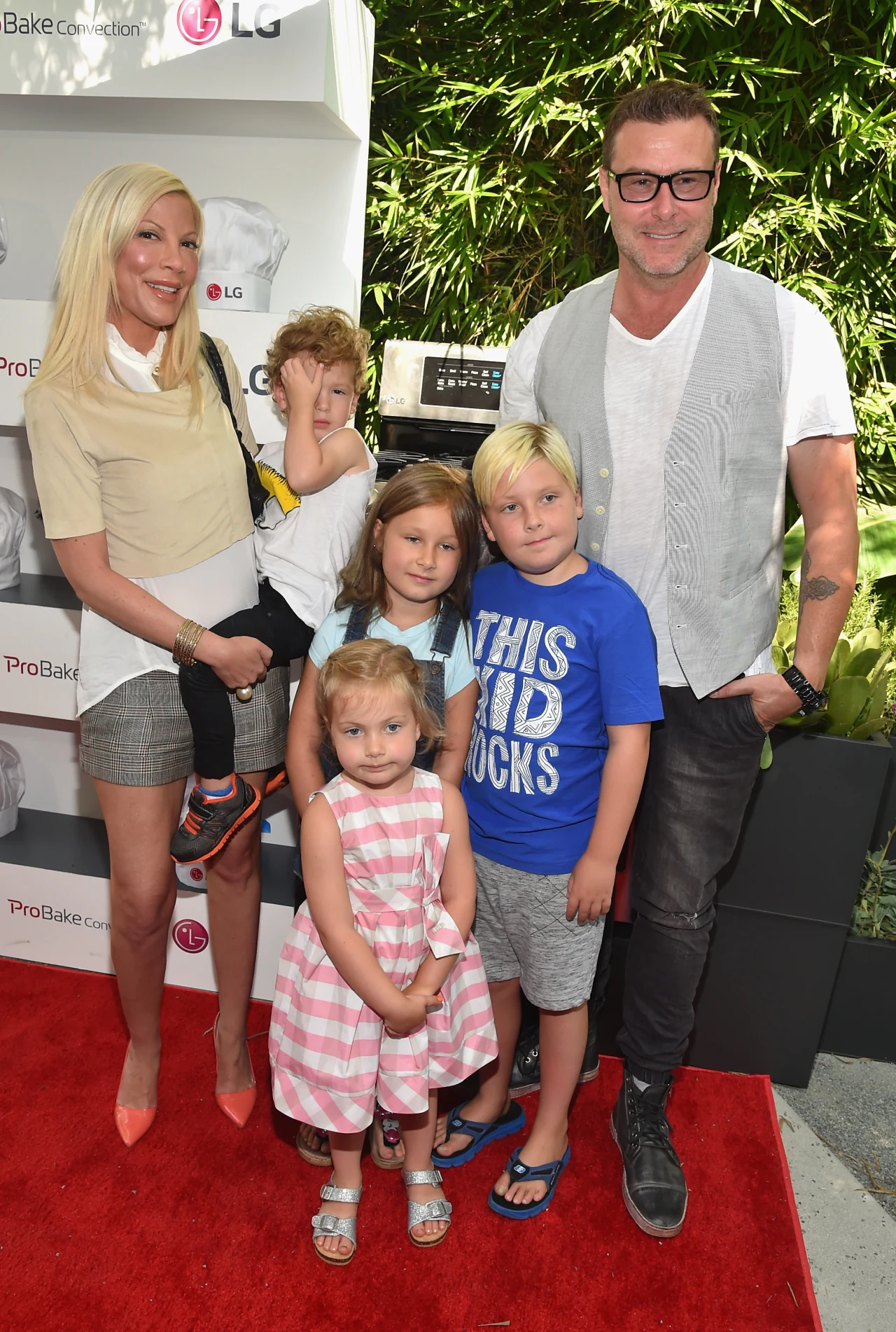 Tori Spelling z mężem i dziećmi Tori Spelling z mężem i dziećmi