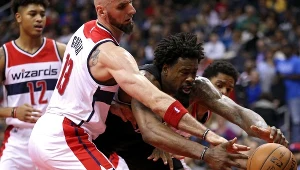 Marcin Gortat (z lewej) w meczu z Los Angeles Clippers