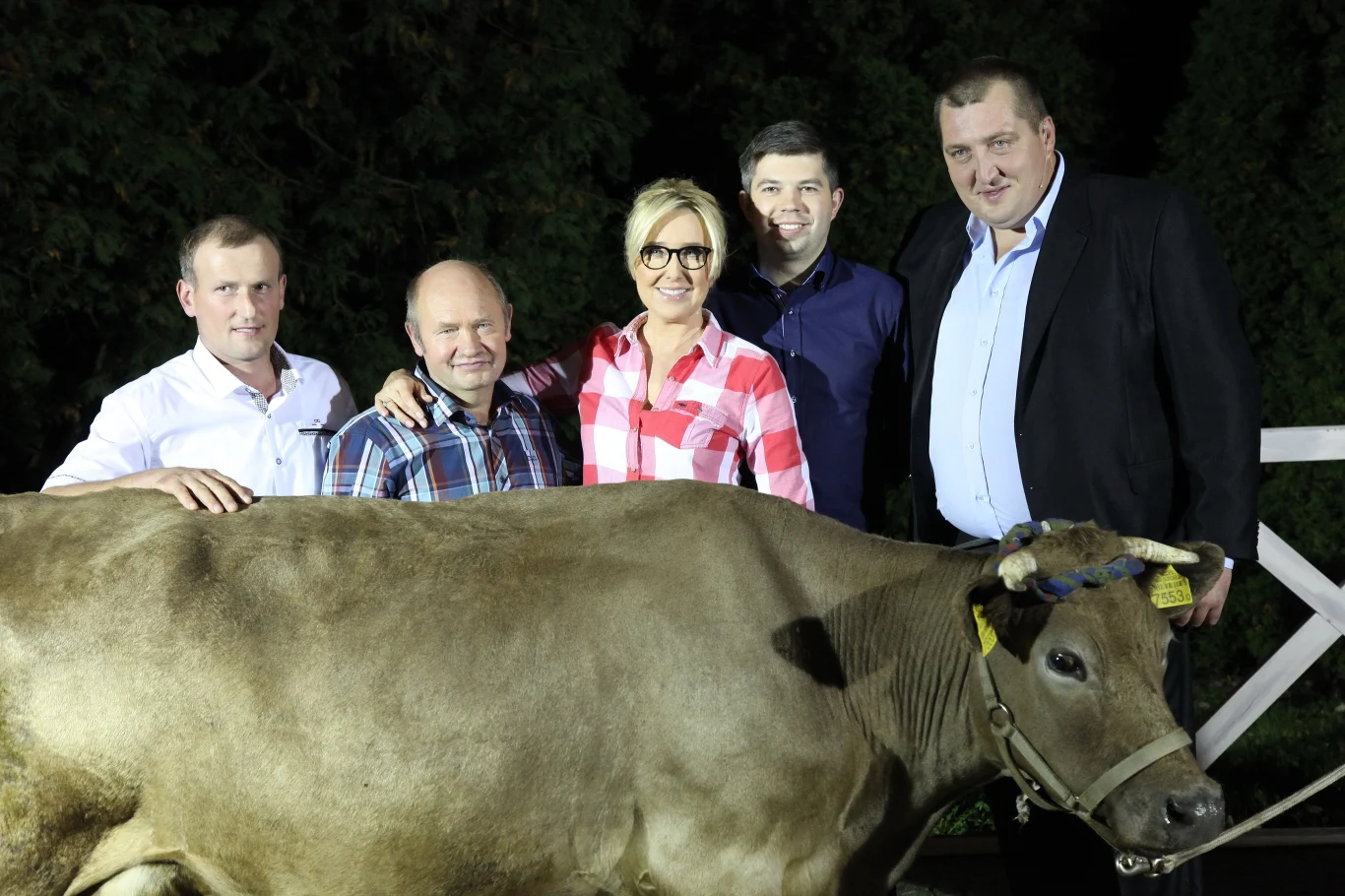 Uczestnicy pierwszej edycji "Rolnik szuka żony" wraz z Agatą Młynarską Uczestnicy pierwszej edycji "Rolnik szuka żony" wraz z Agatą Młynarską