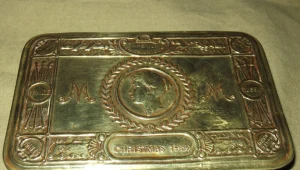 Jedno z ponad dwóch i pół miliona pudełek na „podarunek księżniczki Mary” z 1914 roku. Zwraca uwagę bogata ornamentyka