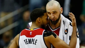 Marcin Gortat i Garrett Temple