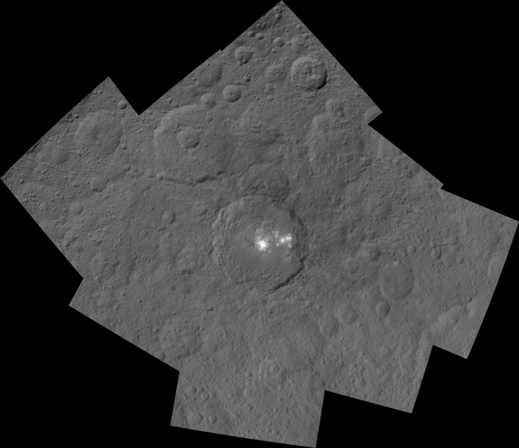 Krater Occator na Ceres widziany przez sondę Dawn z odległości 1470 km. Mozaika dwóch zdjęć o krótkim i długim czasie ekspozycji / Foto: NASA/JPL-Caltech/UCLA/MPS/DLR/IDA