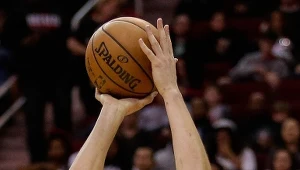 Rzuca Klay Thompson z Golden State Warriors