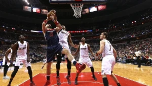 Marcin Gortat blokowany przez Hassana Whiteside'a