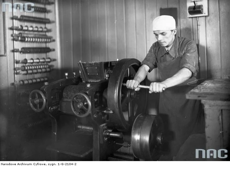 Fabryka czekolady i cukrów A. Piaseckiego w Krakowie S.A. - robotnik przy maszynie Fabryka czekolady i cukrów A. Piaseckiego w Krakowie S.A. - robotnik przy maszynie