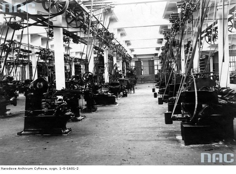 Zakłady Mechaniczne "Ursus" SA w Czechowicach. Wnętrze hali produkcyjnej Zakłady Mechaniczne "Ursus" SA w Czechowicach. Wnętrze hali produkcyjnej