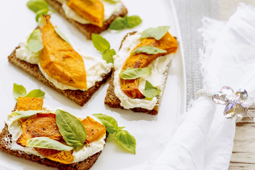 Crostini z ucieraną ricottą i pieczoną dynią Crostini z ucieraną ricottą i pieczoną dynią