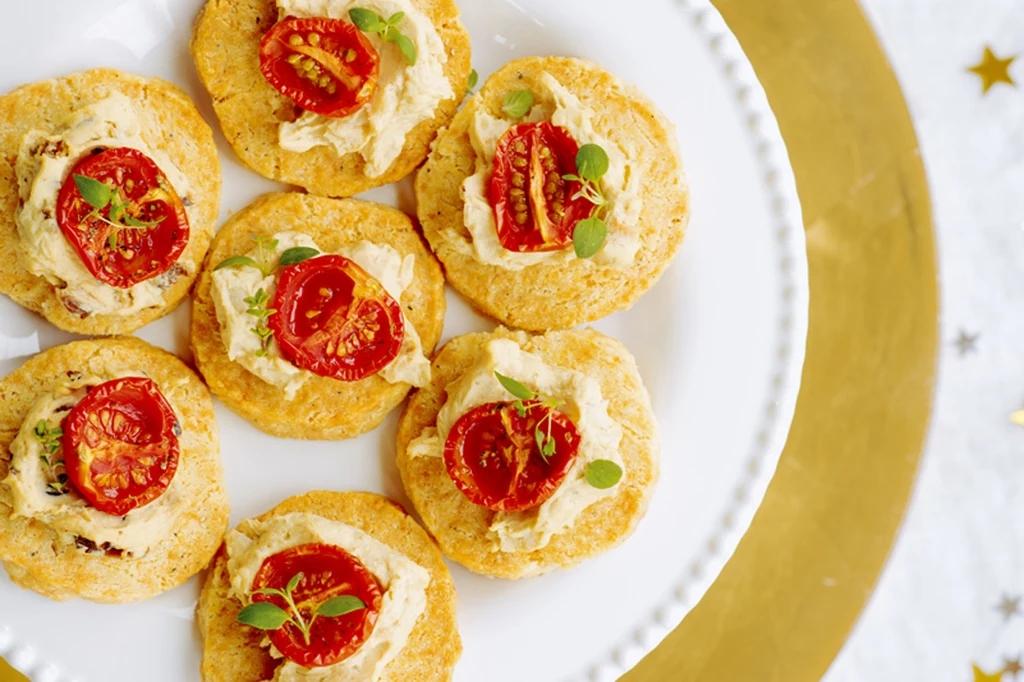 Parmezanowe ciasteczka z pastą z suszonych pomidorów Parmezanowe ciasteczka z pastą z suszonych pomidorów