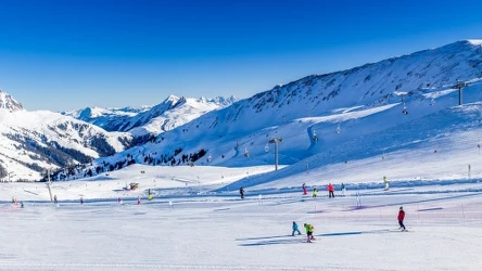 W jednym z najbardziej uwielbianych przez Polaków kraju można jeździć na nartach. Większość kojarzy go z plażami, ale są tutaj także świetne stoki. 