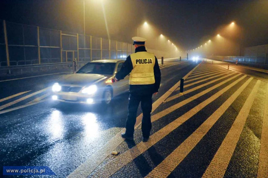 Policjanci zatrzymywali samochody i ostrzegali kierowców