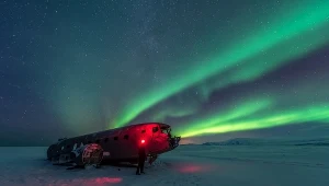 Zorza polarna oświetla wrak amerykańskiego samolotu na Islandii