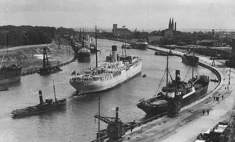 Zakręt Pięciu Gwizdków leżący w Gdańsku przy ujściu Martwej Wisły ku Zatoce Gdańskiej. Na horyzoncie widać Westerplatte