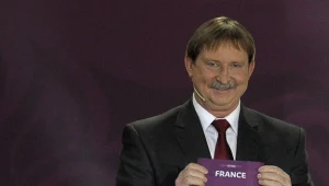 Andrzej Szarmach z napisem "Francja" podczas losowania eliminacji Euro 2012