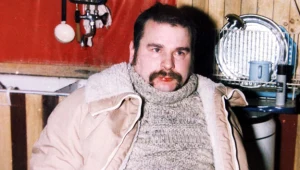 Bogdan Borusewicz skuty w kajdanki przez SB tuż po zatrzymaniu. Zdjęcie operacyjne SB z archiwum Borusewicza. Reprodukcja Tomasz Barański