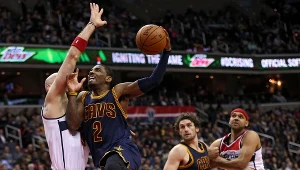 Marcin Gortat (z lewej) kontra Kyrie Irving