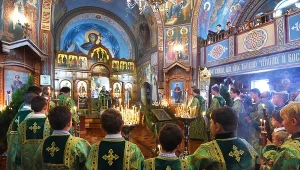 Prawosławni wierni podczas uroczystej liturgii (Australia)