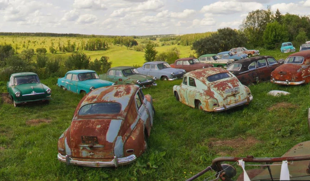 W tak pięknych okolicznościach przyrody rdzewieje kolekcja radzieckich klasyków motoryzacji