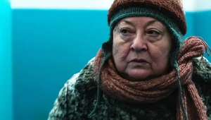 Postać staruszki łaczy siedem wątków filmu "Swobodne opadanie"