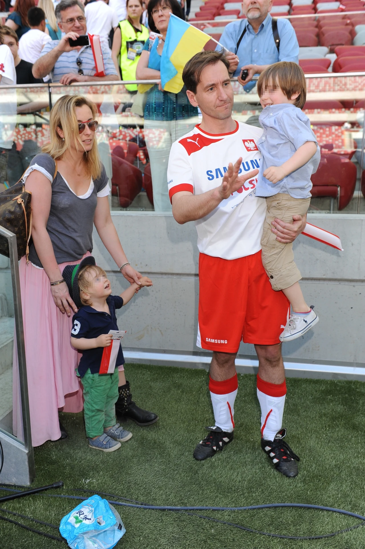 Piotr Kraśko z żoną i dziećmi