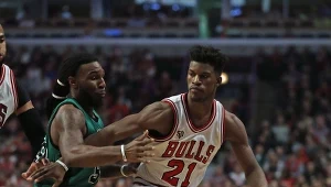 Jimmy Butler (z prawej) zdobył 19 punktów w meczu z Boston Celtics