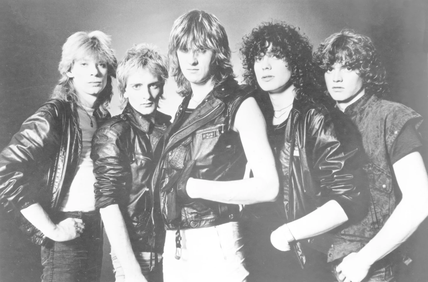 Def Leppard w połowie lat 80. Od lewej: Steve Clark, Phil Collen, Joe Elliott, Rick Savage i Rick Allen Def Leppard w połowie lat 80. Od lewej: Steve Clark, Phil Collen, Joe Elliott, Rick Savage i Rick Allen