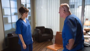 Dyrektor przyjmie młodą lekarkę do szpitala w Leśnej Górze 