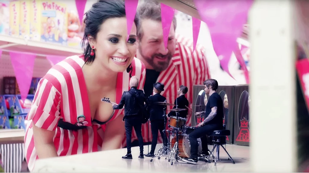 Demi Lovato i Joey Fatone w klipie "Irresistible"