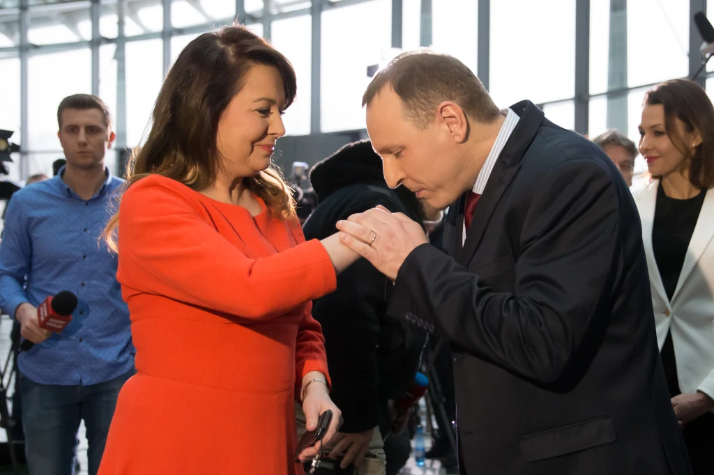 Pierwsza konferencja prezesa TVP. Jackowi Kurskiemu towarzyszy Danuta Holecka. Pierwsza konferencja prezesa TVP. Jackowi Kurskiemu towarzyszy Danuta Holecka.