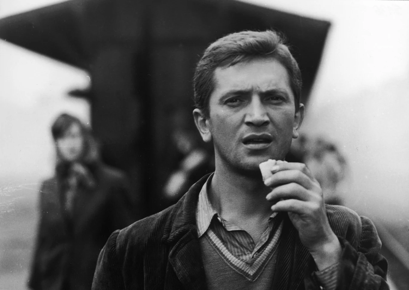 Marian Kociniak urodził się 11 stycznia 1936 roku na warszawskim Mokotowie, w rodzinie stolarza. W dzieciństwie, które przypadło na czas wojny i okupacji, miał jedno marzenie - żeby najeść się do syta. Po wojnie ukończył PWST, gdzie był uczniem Ludwika Sempolińskiego.

Na zdjęciu - w filmie "Sobótki" Pawła Komorowskiego (1965).

 