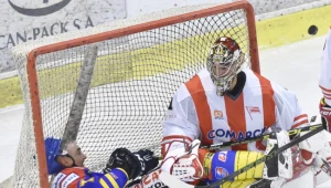 Bramkarz Comarch Cracovii Rafał Radziszewski (P) oraz Jarosław Różański (L) z TatrySki Podhale Nowy Targ 