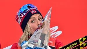Therese Johaug z trofeum za zwycięstwo w Tour de Ski