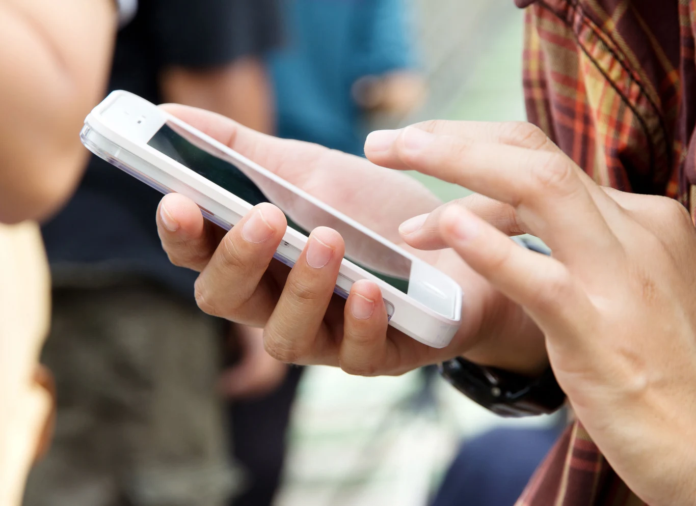 Przeglądanie telefonu podczas randki? To oznaka braku szacunku