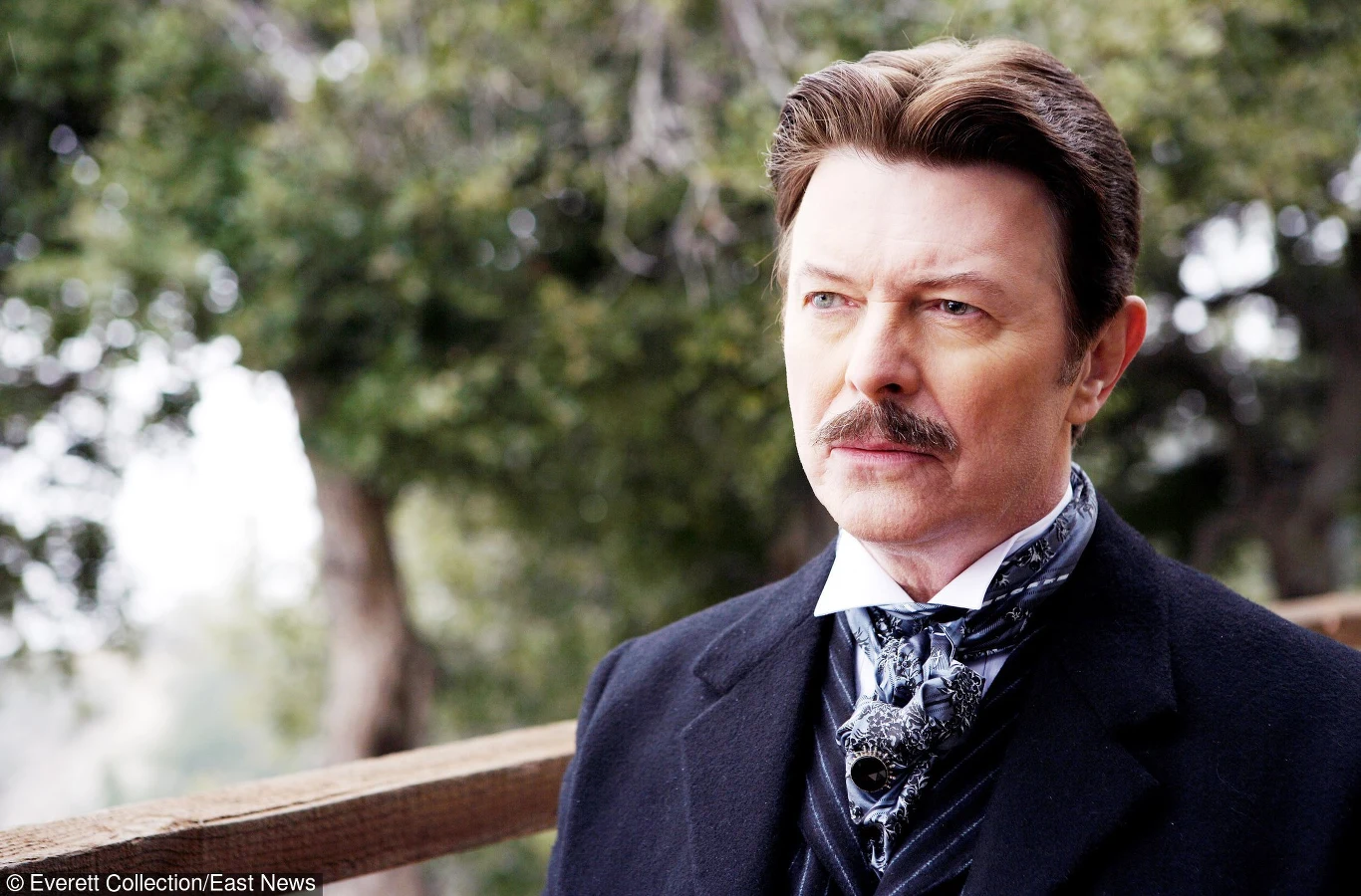 Jedną z ostatnich kinowych kreacji Davida Bowiego była rola Nikoli Tesli w filmie Christophera Nolana "Prestiż" (2006). Dwa lata później mieliśmy okazję zobaczyć go w obrazie "Sierpień" - ostatniej produkcji, w jakiej wziął udział.

 