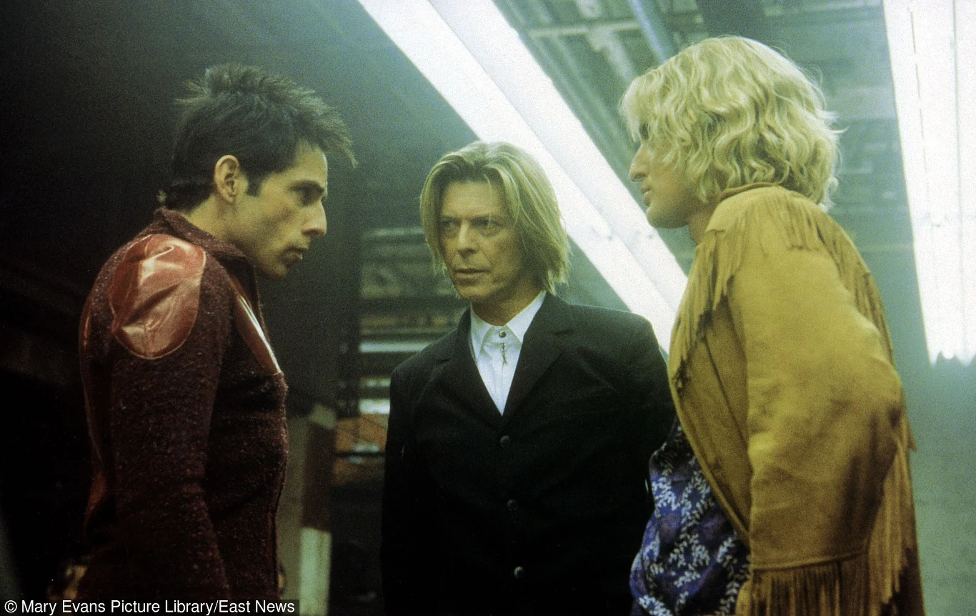 Davida Bowiego mogliśmy również oglądać w króciutkim epizodzie w modowej komedii "Zoolander" (2001) Ben Stillera. Gwiazdor wcielił się w niej w samego siebie. 5 lat później Bowie ponownie zagrał Davida Bowiego, tym razem w gościnnej roli w sitcomie Ricky'ego Gervaisa 'Statyści". 