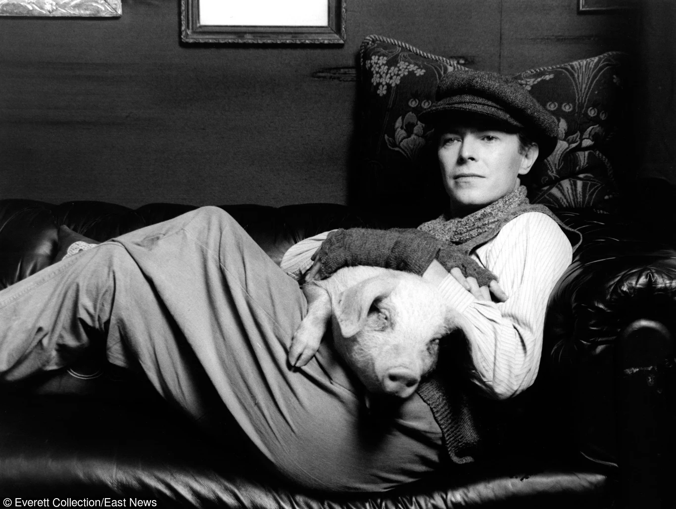 Kolejną filmową rolą Davida Bowiego był udział w niemieckim filmie "Zwyczajny żigolo" (1978) w reżyserii Davida Hemmingsa. Gwiazdor wcielił się w postać Paula Ambrosiusa von Przygodskiego - pruskiego oficera, który w Berlinie po I wojnie światowej znajduje pracę jako żigolak w burdelu prowadzonym przez Baronową (ostatnia kinowa rola Marleny Dietrich).