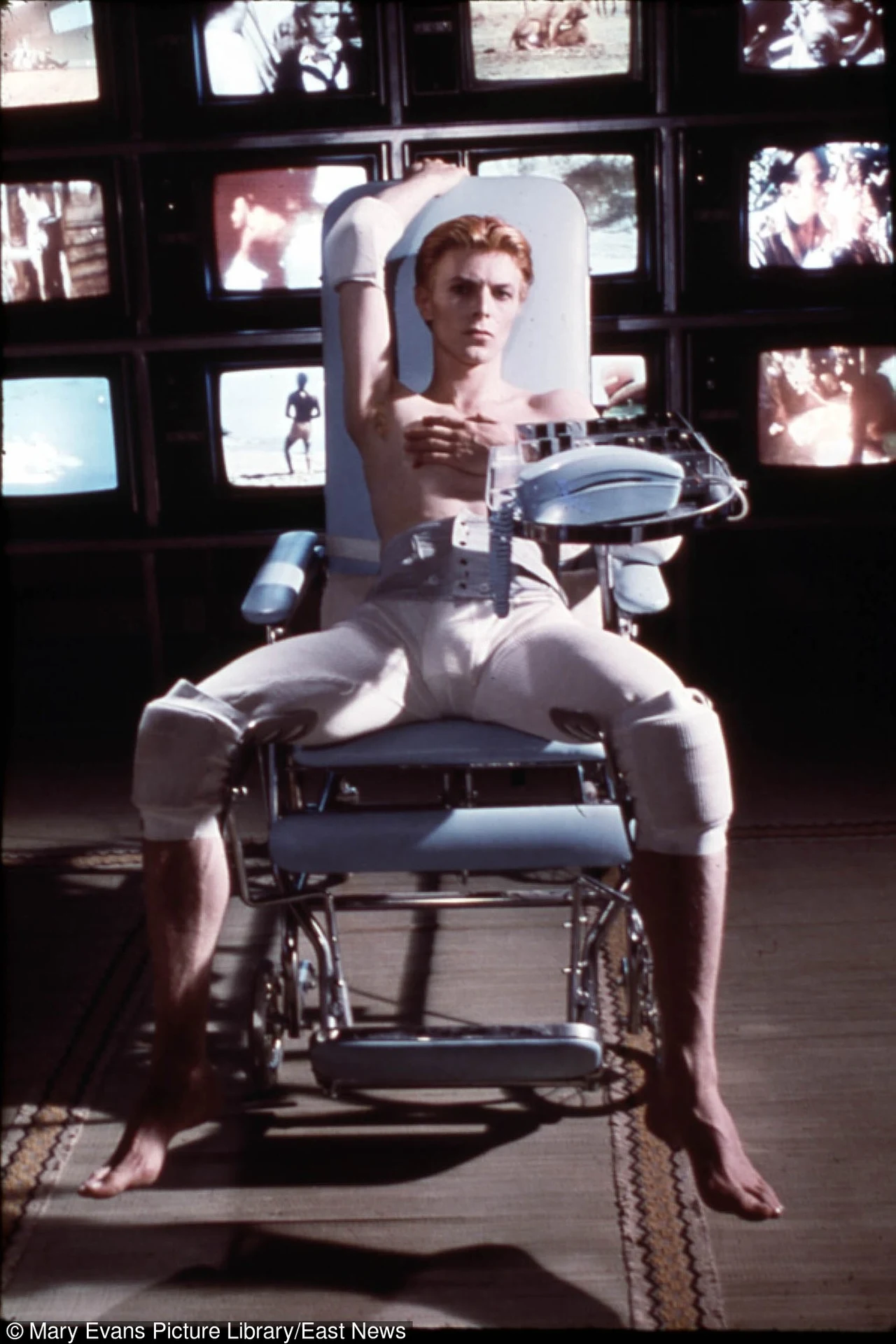 Był nie tylko wokalistą, kompozytorem i autorem tekstów, lecz również aktorem. W trakcie trwającej ponad 40 lat kariery wystąpił w ponad 20 filmach. 

Pierwszym ważnym filmem Bowiego był "Człowiek, który spadł na Ziemię" (1976). Wcielił się tam w przybysza z obcej planety, który przybywa na Ziemię z misją pozyskania zasobów naturalnych dla swojej umierającej planety.

 