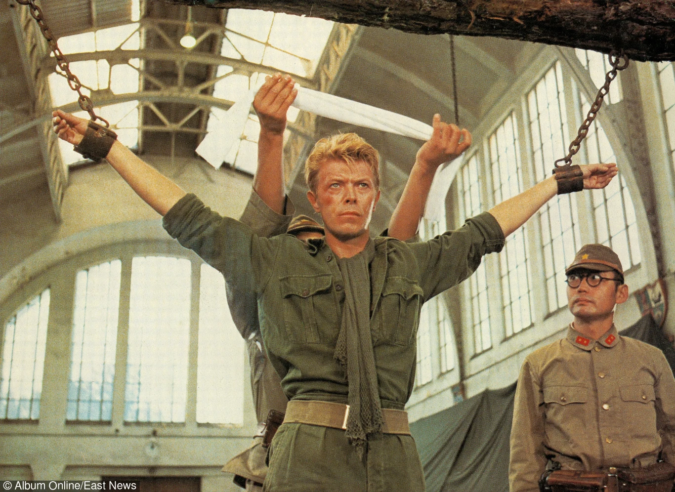 W 1983 roku Bowiego oglądaliśmy na kinowym ekranie w wojennym dramacie Nagisy Oshimy "Wesołych świąt, pułkowniku Lawrence". Piosenkarz wcielił się w postać nowozelandzkiego majora Jacka Celliersa, który trafia do japońskiej niewoli. Na ekranie partnerowali Bowiemu wielki Toshiro Mifune i kompozytor muzyki filmowej Ryuichi Sakamoto. 