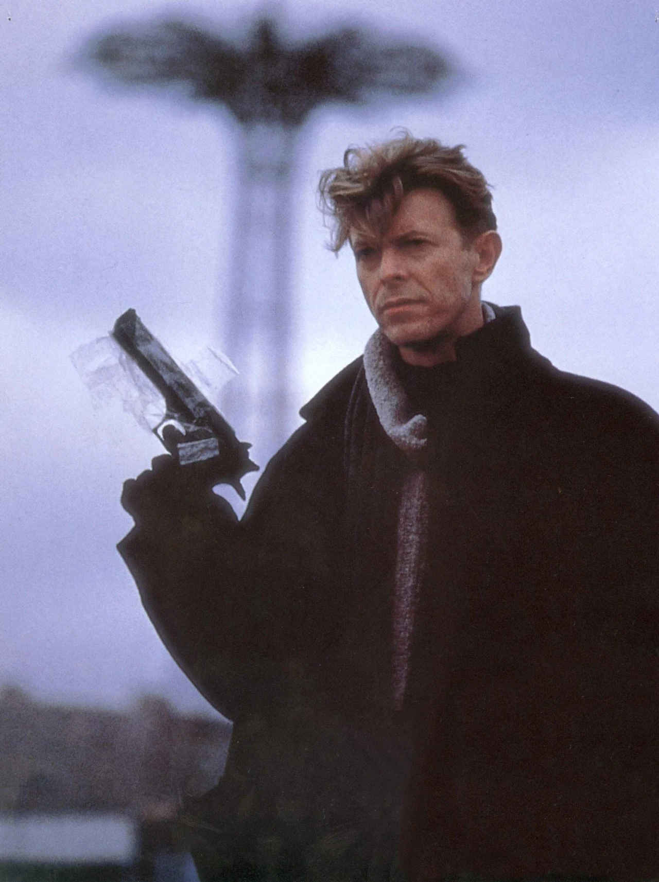 Z pistoletem w dłoni Bowiego oglądaliśmy w kryminalnej komedii  "The Linguini Incident" (1991). Wcielił się w niej w brytyjskiego barmana w Nowym Jorku, który wspólnie z zaprzyjaźnioną kelnerką postanawia urządzić napad na modną restaurację na Manhattanie.