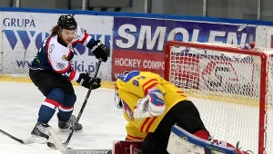Jared Brown z STS Sanok atakuje bramkę Ondrzeja Raszki z Podhala Nowy Targ.