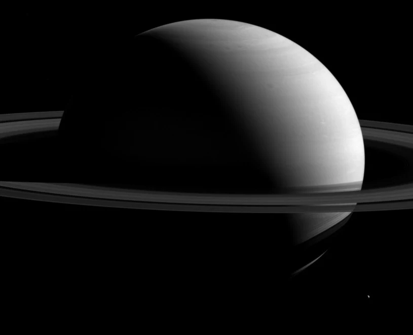 Saturn i Tetyda w obiektywie sondy Cassini