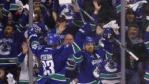 Daniel Sedin (z prawej)