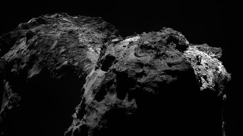 Zdjecie jadra komety 67P, wykonane przez sondę Rosetta 20 grudnia 2015 roku z odległości 91,5 kilometra