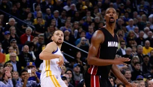 Stephen Curry (z lewej) i Chris Bosh patrzą, co się dzieje z piłką