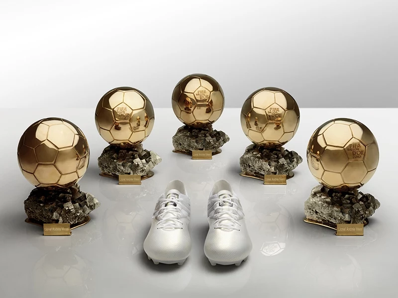 Adidas Messi15 - platynowe korki z najlepszej perłowej skóry Adidas Messi15 - platynowe korki z najlepszej perłowej skóry