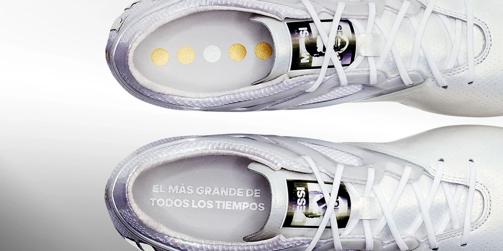 Adidas Messi15 - platynowe korki z najlepszej perłowej skóry Adidas Messi15 - platynowe korki z najlepszej perłowej skóry
