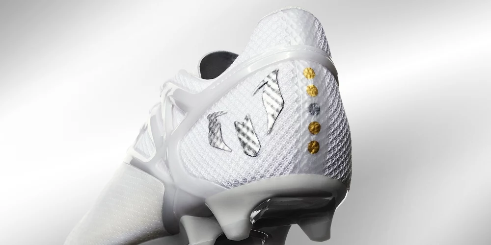 Adidas Messi15 - platynowe korki z najlepszej perłowej skóry Adidas Messi15 - platynowe korki z najlepszej perłowej skóry
