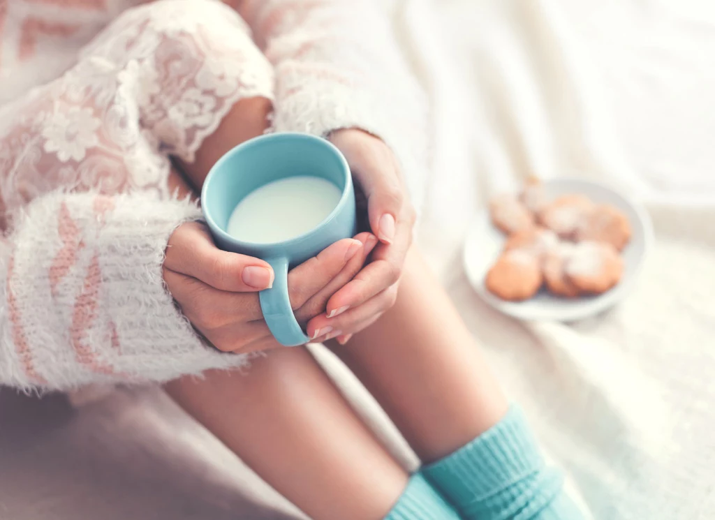 Chociaż kozie mleko jest bardzo zdrowe, powinny go unikać osoby, które uczulone są na białka mleka. Dodatkowo mleko kozie nie nadaje się jako substytut mleka matki