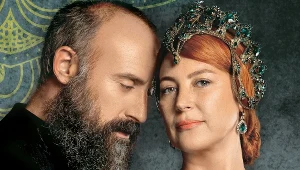 Niedawno Sulejman odzyskał ukochaną Hürrem, którą zagrała już nowa aktorka – Vahide Perçin 