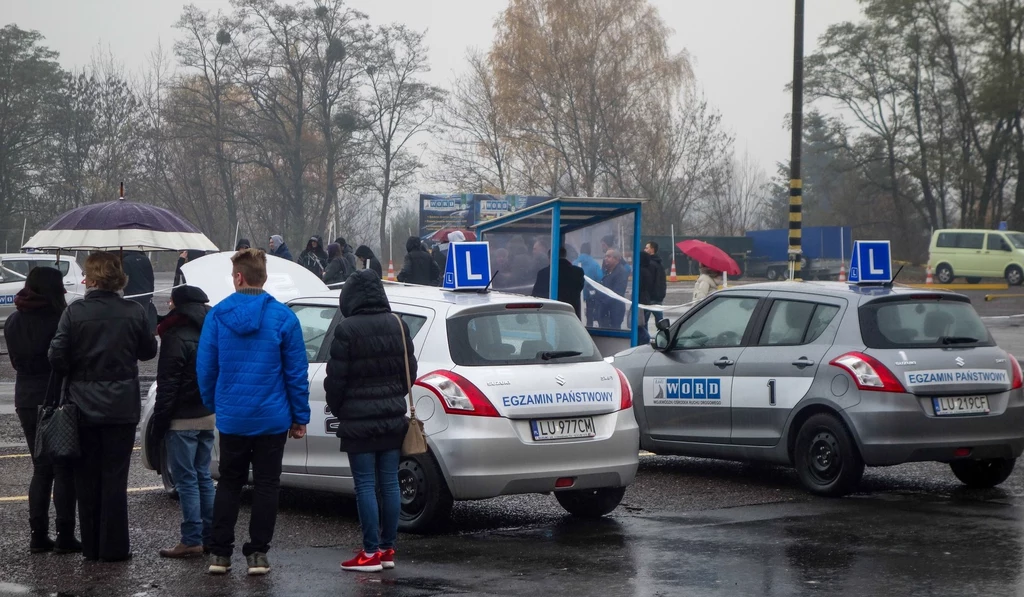 Spojrzenie na to, co jest niebezpiecznym zachowaniem na drodze zmienia się po ukończeniu kursu na prawo jazdy